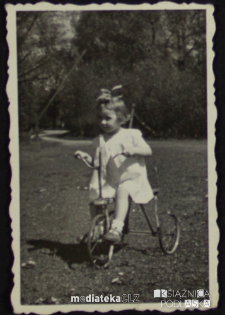 Przejażdżka rowerowa małej dziewczynki, Knyszyn, lata 50. XX w.