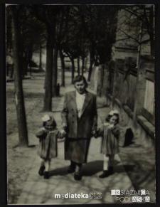 Babcia na spacerze z wnuczkami, Giżycko, lata 50. XX w.