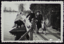 Rodzina Jasińskich nad Kanałem Giżyckim, ul. Nadrzeczna, lata 50. XX w.
