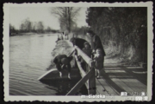 Rodzina Jasińskich nad Kanałem Giżyckim, ul. Nadrzeczna, lata 50. XX w.