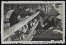 Rodzina Jasińskich nad Kanałem Giżyckim, ul. Nadrzeczna, lata 50. XX w.