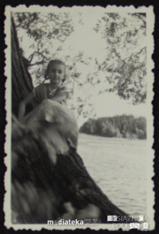 Portret dziewczynki siedzącej na drzewie, jezioro Zygmunta Augusta, Czechowizna, lata 50. XX w.