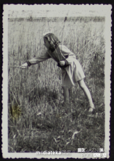 Dziewczynka zbiera trzcinę nad brzegiem jeziora Zygmunta Augusta, Czechowizna, lata 50. XX w.