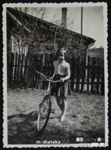Portret Małgorzaty Jasińskiej z rowerem, ul. Koszykowa 20, Białystok - lata 60. XX w.