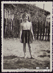 Portret Małgorzaty Jasińskiej przed domem, ul. Koszykowa 20, Białystok - lata 60. XX w.