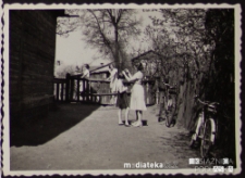 Tatiana Jasińska z córkami przed wycieczką rowerową, ul. Koszykowa 20, Białystok - lata 60. XX w.