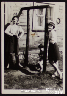 Portret Izabeli i Małgorzaty Jasińskiej przed domem, ul. Koszykowa 20, Białystok - lata 60. XX w.