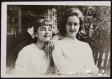 Portret Izabeli i Małgorzaty Jasińskiej przed domem, ul. Koszykowa 20, Białystok - lata 60. XX w.