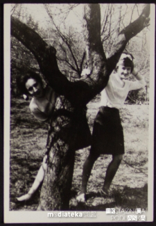 Portret Izabeli i Małgorzaty Jasińskiej w ogrodzie, ul. Koszykowa 20, Białystok - lata 60. XX w.