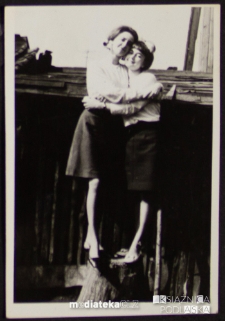 Portret Izabeli i Małgorzaty Jasińskiej na podwórzu, ul. Koszykowa 20, Białystok - lata 60. XX w.