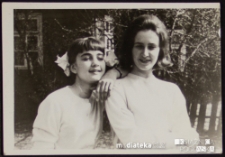 Portret Izabeli i Małgorzaty Jasińskiej na podwórzu, ul. Koszykowa 20, Białystok - lata 60. XX w.