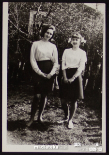 Portret Izabeli i Małgorzaty Jasińskiej w ogrodzie, ul. Koszykowa 20, Białystok - lata 60. XX w.