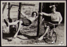 Portret Izabeli i Małgorzaty Jasińskiej przed domem, ul. Koszykowa 20, Białystok - lata 60. XX w.