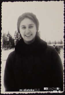 Portret Izabeli Jasińskiej na podwórzu, Białystok - 1956-1957 r.