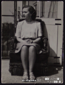 Portret Tatiany Jasińskiej przed domem, Giżycko, lata 50. XX w.