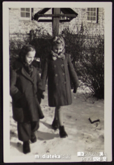 Dziewczynki na spacerze, Knyszyn, lata 50. XX w.