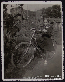 Tatiana Czerewacz na rowerze, ul. Koszykowa 25, Białystok - 1934 r.