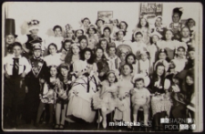 Zdjęcie szkolne w strojach karnawałowych, Knyszyn, lata 50. XX w.