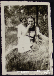 Tatiana Czerewacz z Januszem Radomskim pozują do zdjęcia na łące, Białystok - lata 30. XX w.