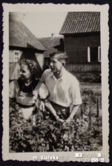 Tatiana Czerewacz i Janusz Radomski ogrodzie domu przy ul. Koszykowej 25, Białystok - lata 30. XX w.