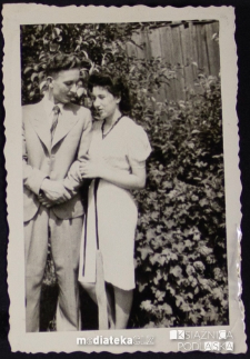 Para zakochanych w ogrodzie domu przy ul. Koszykowej 25, Białystok - 1939-1944 r.