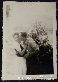 Para zakochanych całuje się na łące, Białystok - 1939-1944 r.