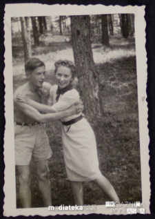Tatiana Czerewacz z Januszem Radomskim w lesie Pietrasze, Jaroszówka, Białystok - lata 30., 40. XX w.