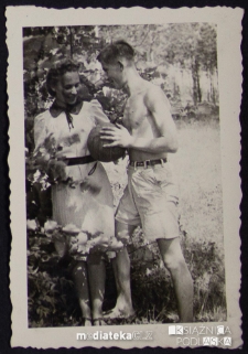 Tatiana Czerewacz z Januszem Radomskim w lesie Pietrasze, Jaroszówka, Białystok - lata 30., 40. XX w.