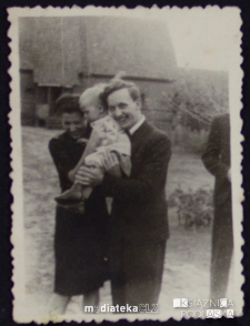 Witold i Krystyna Czerewacz z córką Joanną przed domem przy ul. Koszykowej 25, Białystok - lata 30., 40. XX w.