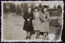 Tatiana Czerewacz z koleżankami w parku Planty, Białystok - 1939-1944 r.