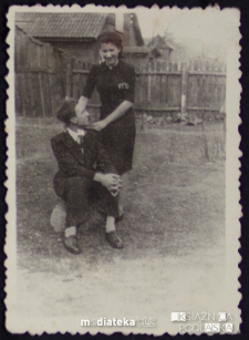 Witold i Krystyna Czerewacz przed domem przy ul. Koszykowej 25, Białystok - lata 30., 40. XX w.