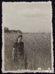 Irena Topolewicz przechadza się pośród zbóż, Knyszyn, lata 30., 40. XX w.