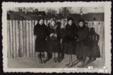 Tatiana Czerewacz z koleżankami przed domem przy ul. Koszykowej 25, Białystok - lata 30., 40. XX w.