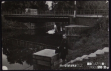 Portret Tatiany Jasińskiej przy moście w Giżycku, lata 50. XX w.