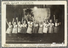 Zdjęcie grupowe zuchów gromady "Muchomory" podczas przedstawienia, Biała Podlaska,1938 r.