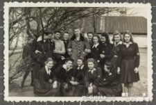 Harcerki pozują do zdjęcia na podw&oacute;rzu, Biała Podlaska, lata 40. XX w.