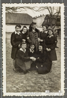 Harcerki pozują do zdjęcia na podwórzu, Biała Podlaska, lata 40. XX w.