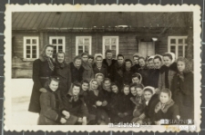 Harcerki pozują do zdjęcia przed domem drewnianym, Biała Podlaska, lata 40. XX w.