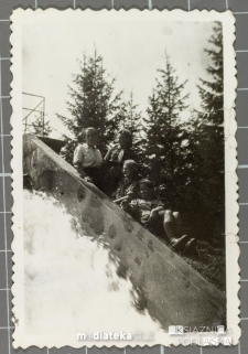 Grupa harcerek hufca Związku Harcerstwa Polskiego w Białej Podlaskiej pozuje do zdjęcia przy wodogrzmotach Adama Mickiewicza, Zakopane, 1946 r.