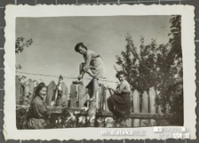 Grupka harcerek hufca Związku Harcerstwa Polskiego w Białej Podlaskiej pozuje do zdjęcia przy płocie, Biała Podlaska, lata 40. XX w.