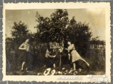 Grupka harcerek hufca Związku Harcerstwa Polskiego w Białej Podlaskiej pozuje do zdjęcia przybierając r&oacute;żne pozy. Halina Jasińska gra na harmonii, Biała Podlaska, lata 40. XX w.