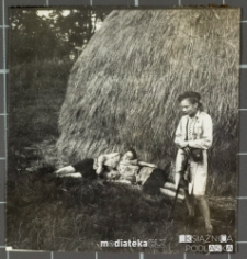 Grupka harcerek hufca Związku Harcerstwa Polskiego w Białej Podlaskiej pozuje do zdjęcia przy stogu siana, Biała Podlaska, lata 40. XX w.