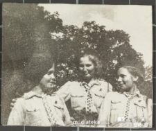 Portret harcerek hufca Związku Harcerstwa Polskiego w Białej Podlaskiej, Biała Podlaska, lata 40. XX w.