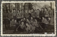 Hufiec harcerek Związku Harcerstwa Polskiego w Białej Podlaskiej pozuje do zdjęcia grupowego, Biała Podlaska, lata 40. XX w.