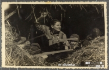 Halina Jasińska w pozie bojowej podczas inscenizacji bitwy hufca harcerek Związku Harcerstwa Podlaskiego w Białej Podlaskiej, Biała Podlaska, lata 50. XX w.