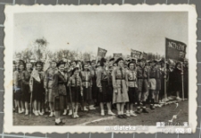 Grupa harcerzy i harcerek ze Związku Harcerzy Polskich w Białej Podlaskiej stoi z transparentami, Biała Podlaska, lata 40 XX w.