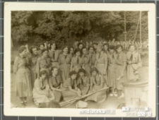 Zdjęcie grupowe II Białostockiej Drużyny Harcerskiej Żeńskiej "Świt" im. Zawiszy Czarnego, Białystok, 1957 r.