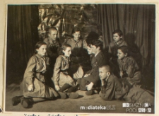 Zastęp zastępów podczas dnia propagowania harcerstwa na terenie szkoły. Dryżyna Związku Harcerstwa Polskiego "Dzieci słońca" im. Narcyzy Żmichowskiej, Biała Podlaska, 7.03.1937