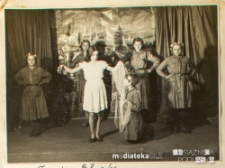 Zastęp Głog&oacute;w podczas inscenizacji w czasie dnia propagowania harcerstwa na terenie szkoły. Dryżyna Związku Harcerstwa Polskiego "Dzieci słońca" im. Narcyzy Żmichowskiej, Biała Podlaska, 7.03.1937