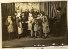 Zastęp Głog&oacute;w podczas inscenizacji w czasie dnia propagowania harcerstwa na terenie szkoły. Dryżyna Związku Harcerstwa Polskiego "Dzieci słońca" im. Narcyzy Żmichowskiej, Biała Podlaska, 7.03.1937